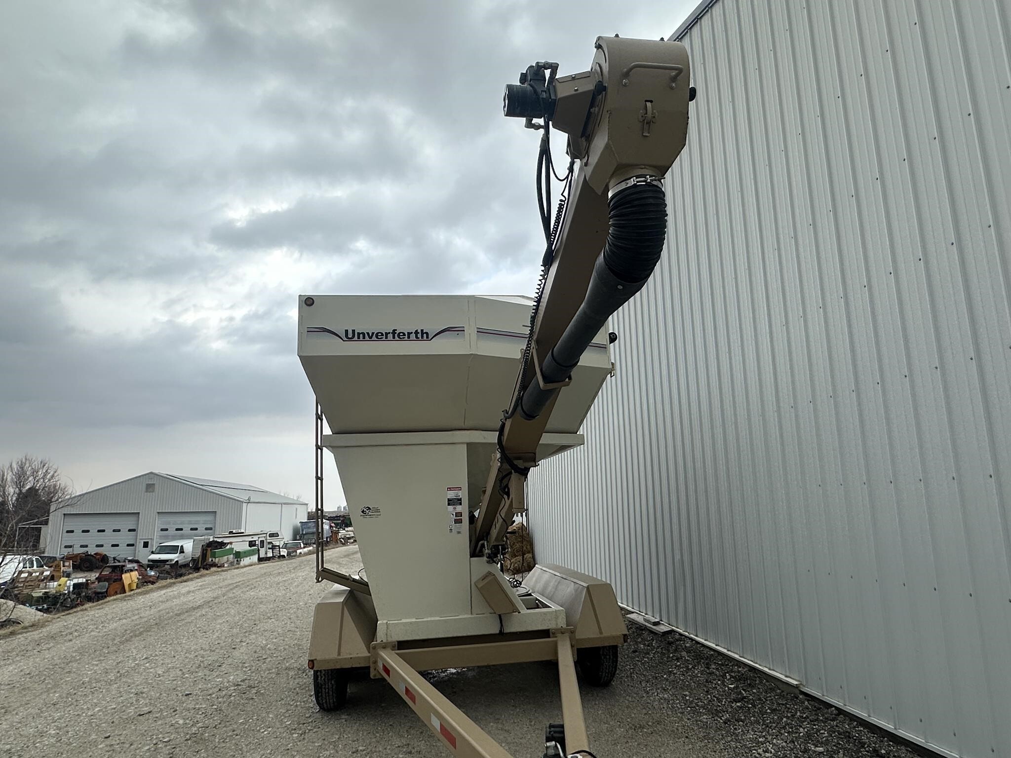 2010 Unverferth 3750 Seed Tender