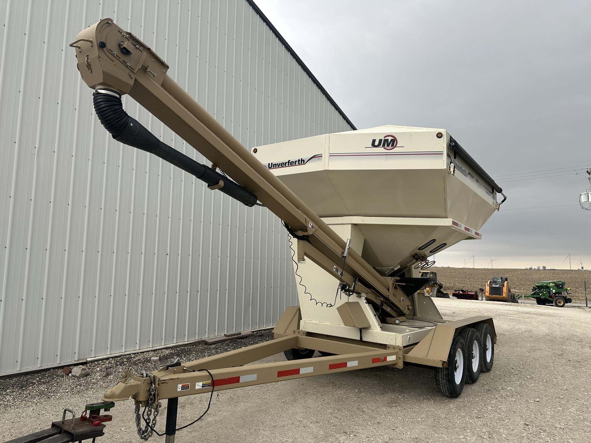 2010 Unverferth 3750 Seed Tender