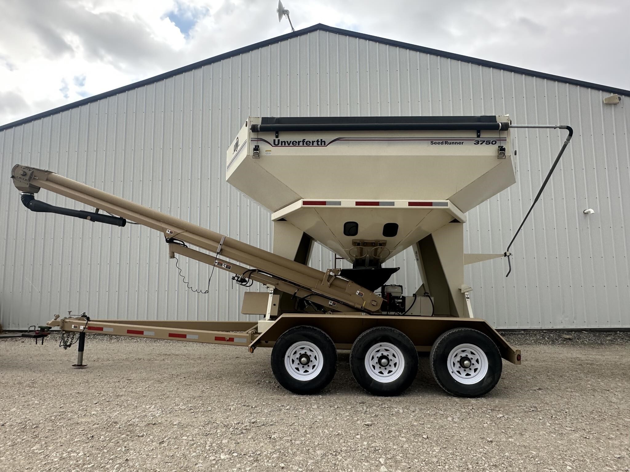 2010 Unverferth 3750 Seed Tender