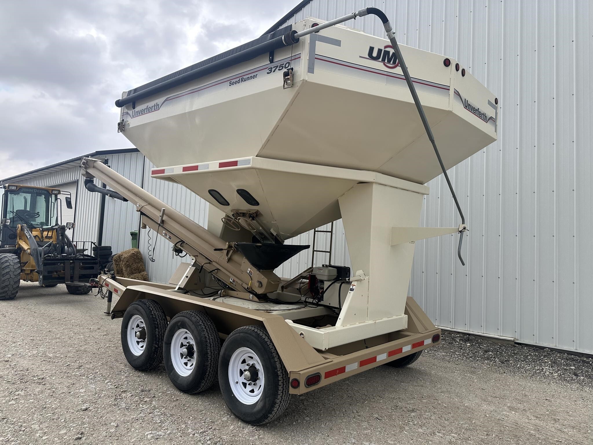 2010 Unverferth 3750 Seed Tender