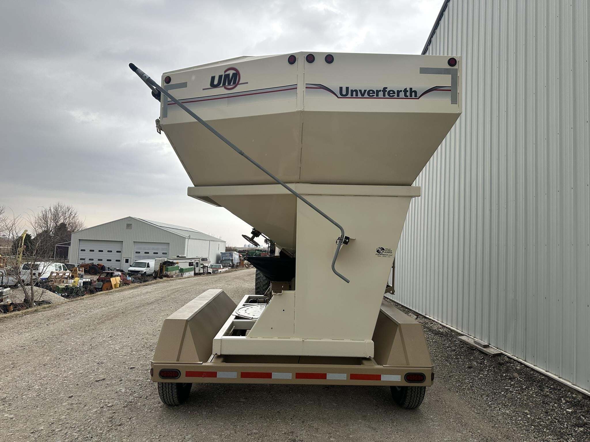 2010 Unverferth 3750 Seed Tender