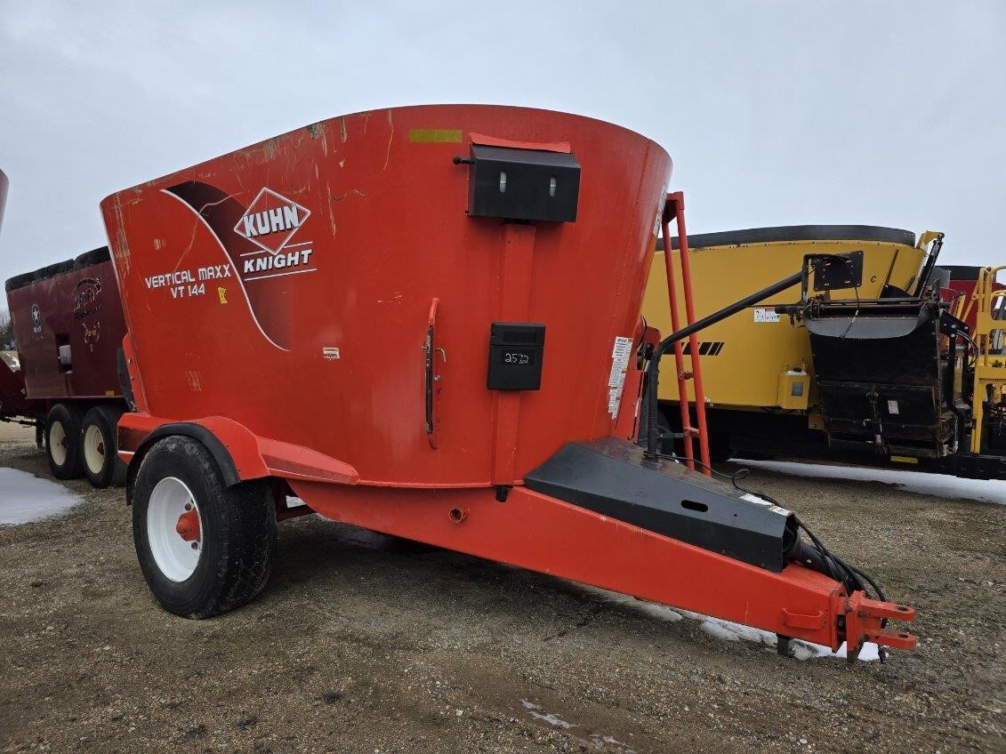  Kuhn Knight VT144 Grinders and Mixer