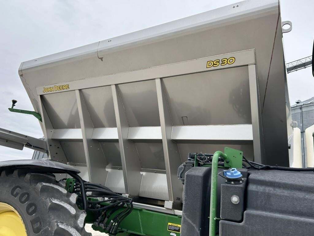 2022 John Deere 600R Loader and Skid Steer Attachment