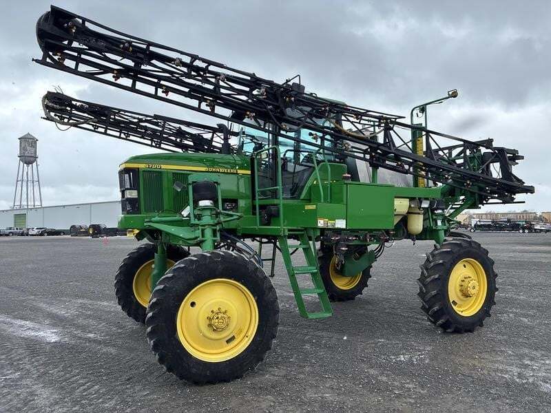 1998 John Deere 4700 Self-Propelled Sprayer