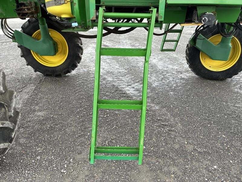 1998 John Deere 4700 Self-Propelled Sprayer