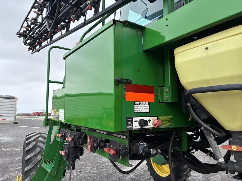 1998 John Deere 4700 Self-Propelled Sprayer