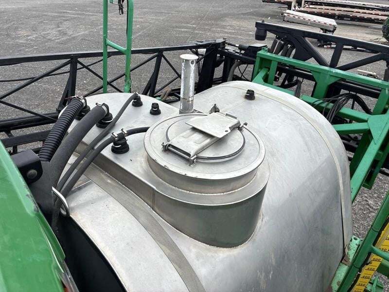 1998 John Deere 4700 Self-Propelled Sprayer