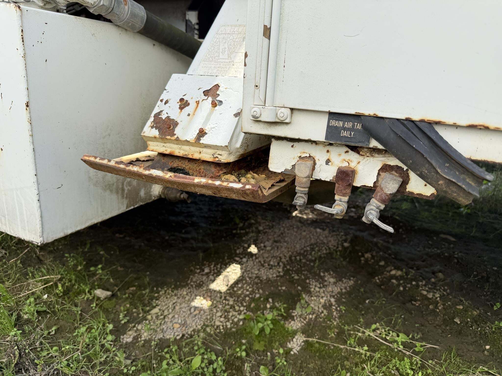 2001 Altec DM45BTR Crane