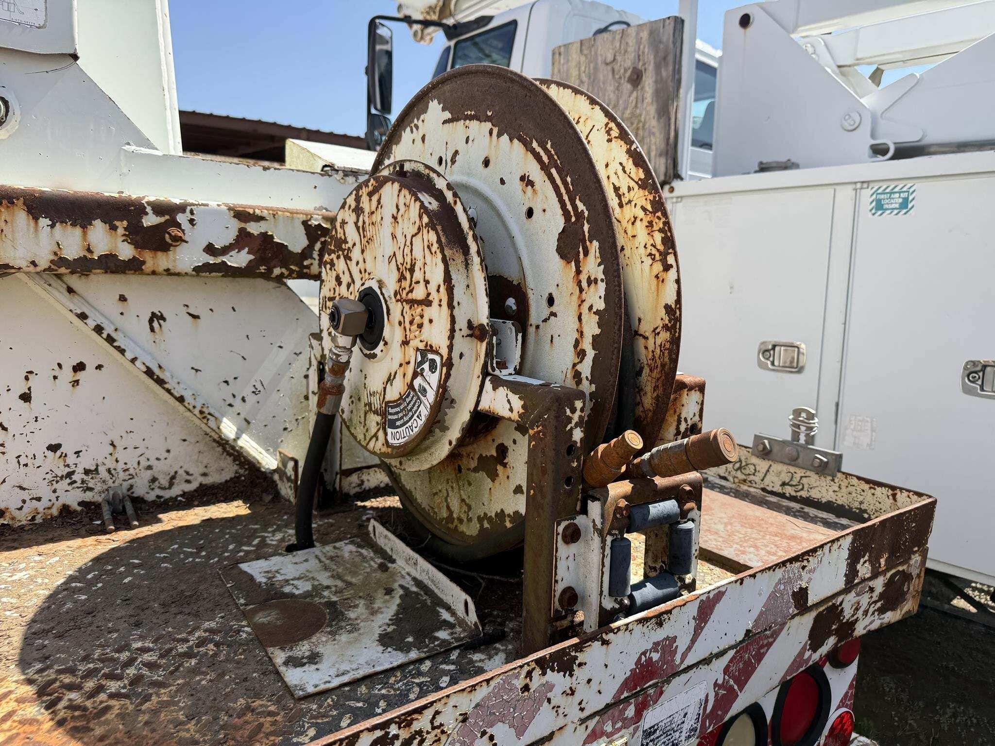 2001 Altec DM45BTR Crane