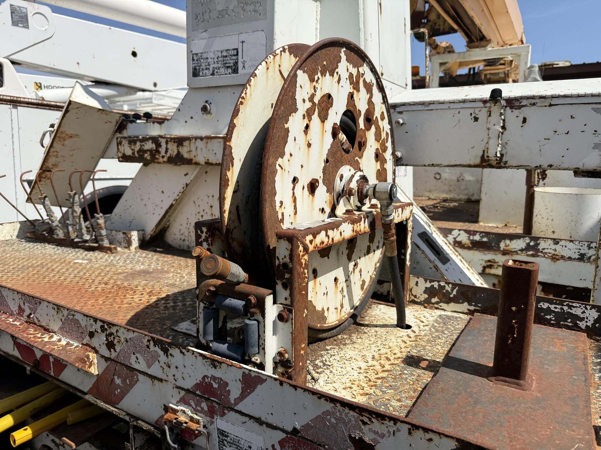 2001 Altec DM45BTR Crane
