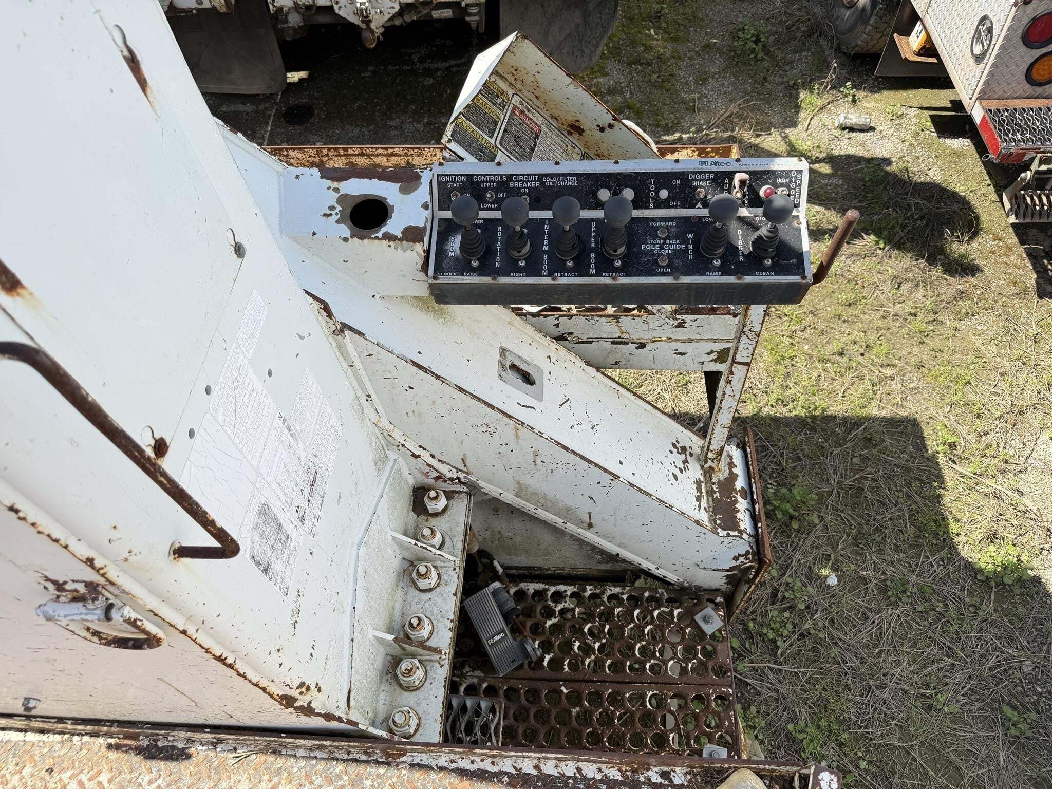 2001 Altec DM45BTR Crane