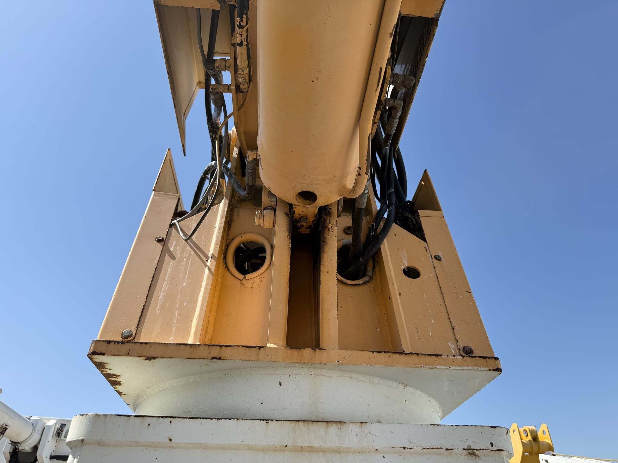 2001 Altec DM45BTR Crane