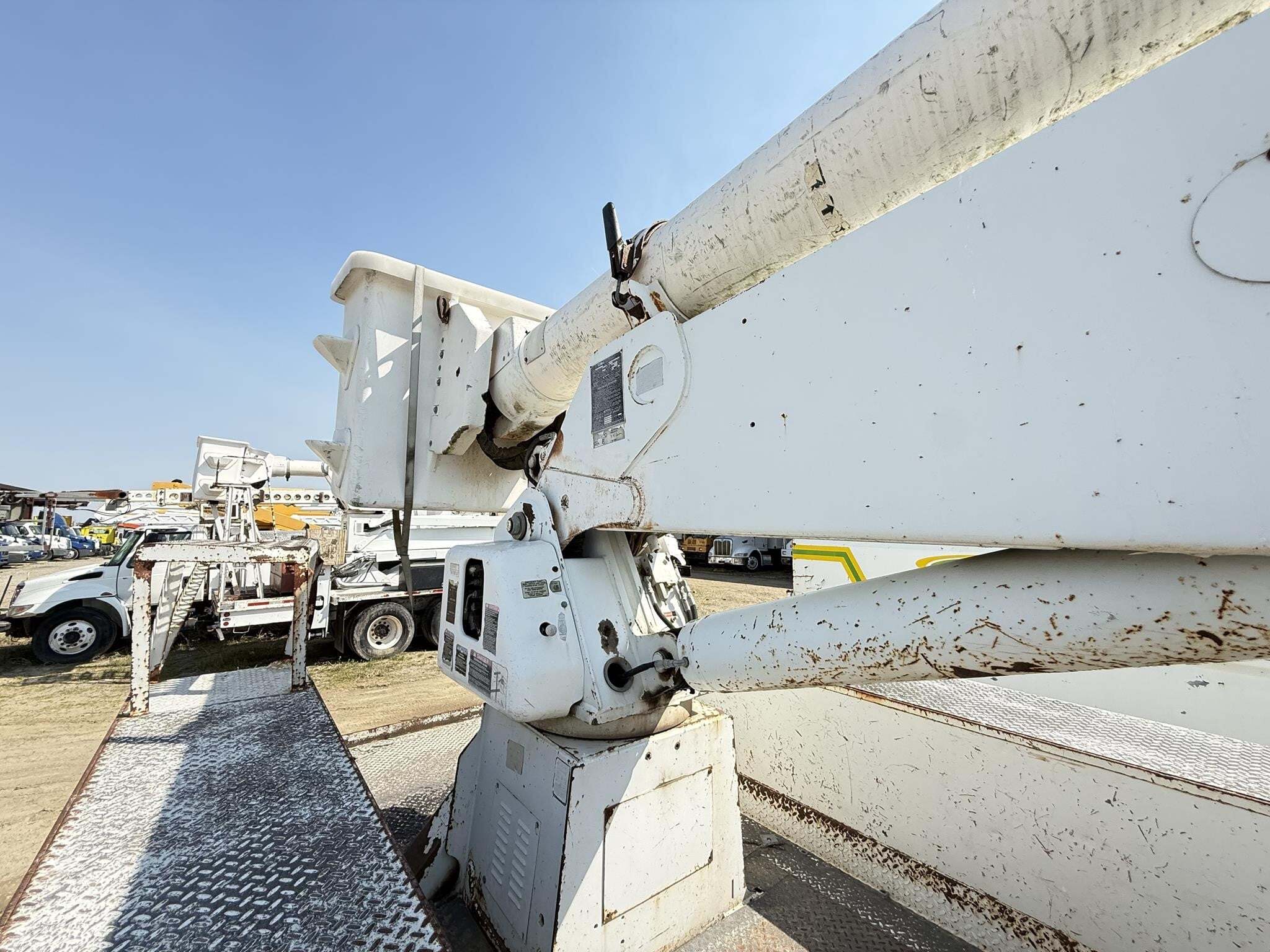 2004 Altec AA755L Crane