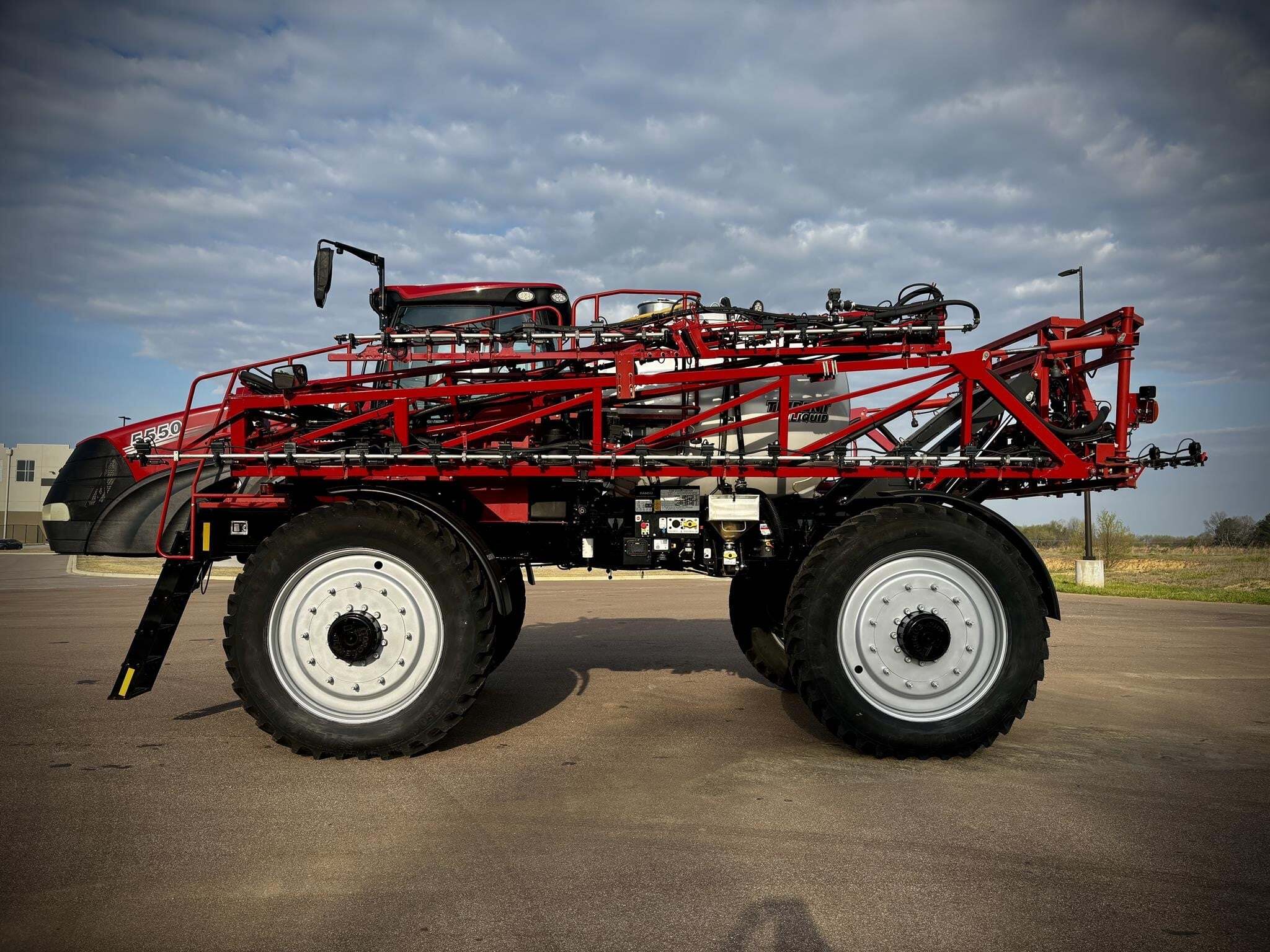 2019 Case IH TRIDENT 5550 Self-Propelled Sprayer