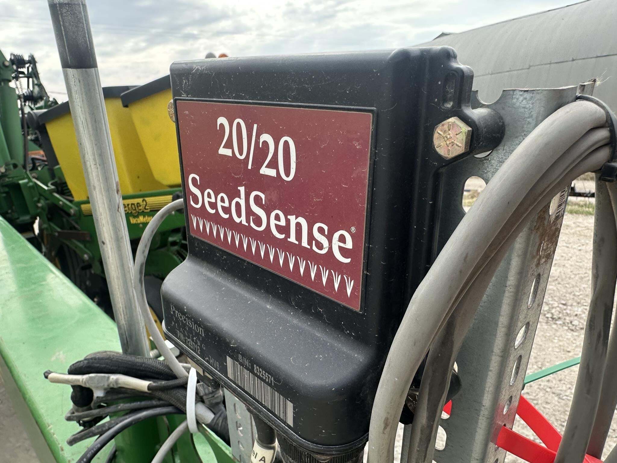 1996 John Deere 1760 Planter