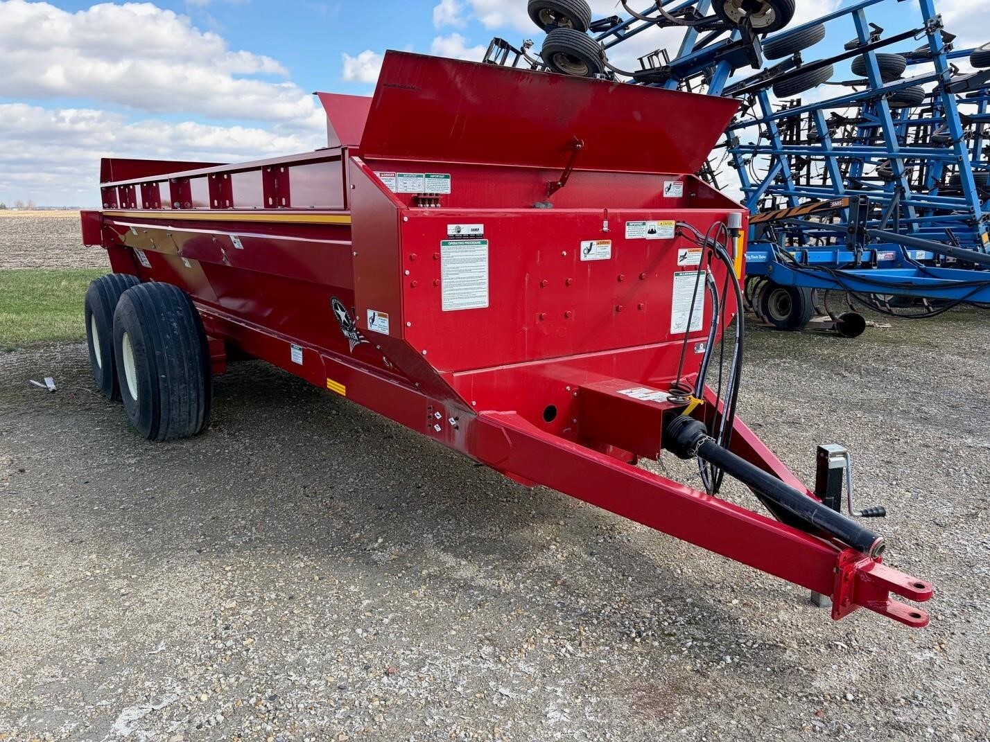 2022 Meyer SXL3954T Manure Spreader