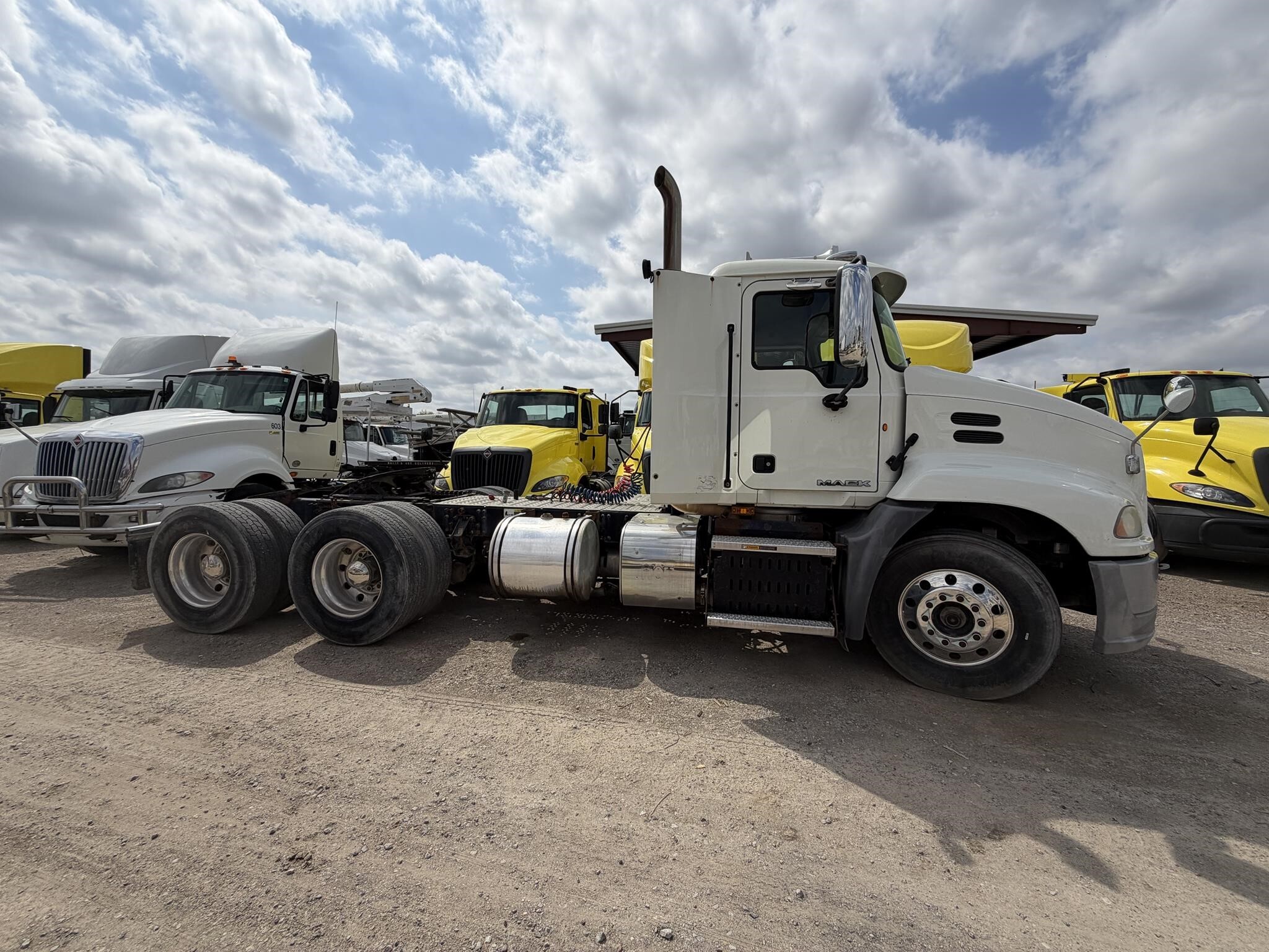 2014 Mack PINNACLE CXU613 Semi Trucks/Trailer