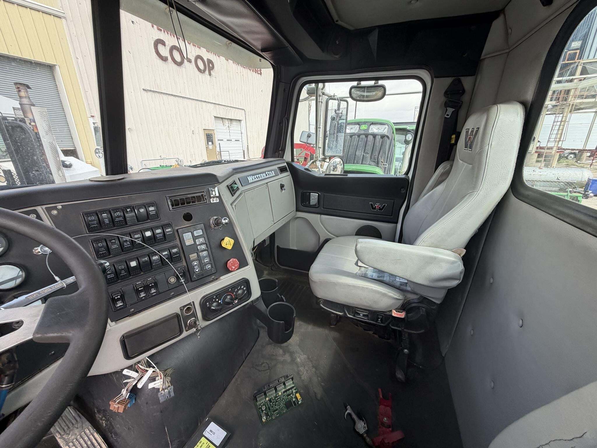 2017 Western Star 4700 Semi Trucks/Trailer