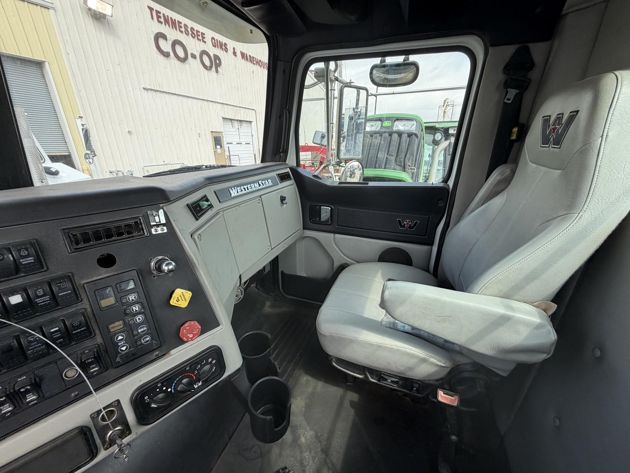 2017 Western Star 4700 Semi Trucks/Trailer