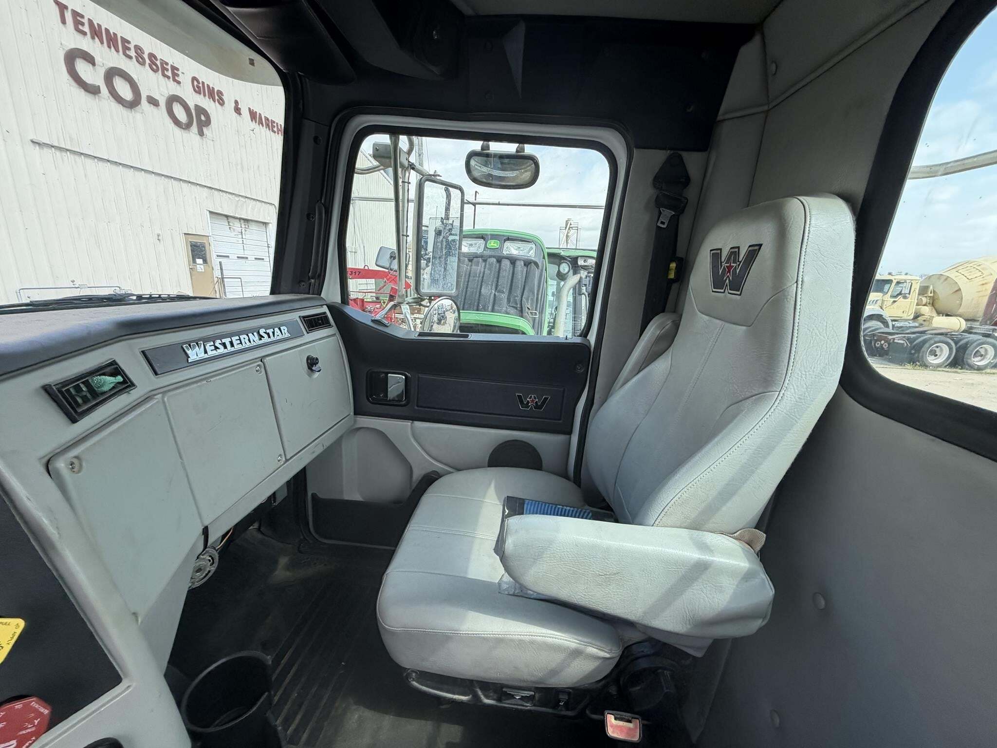 2017 Western Star 4700 Semi Trucks/Trailer