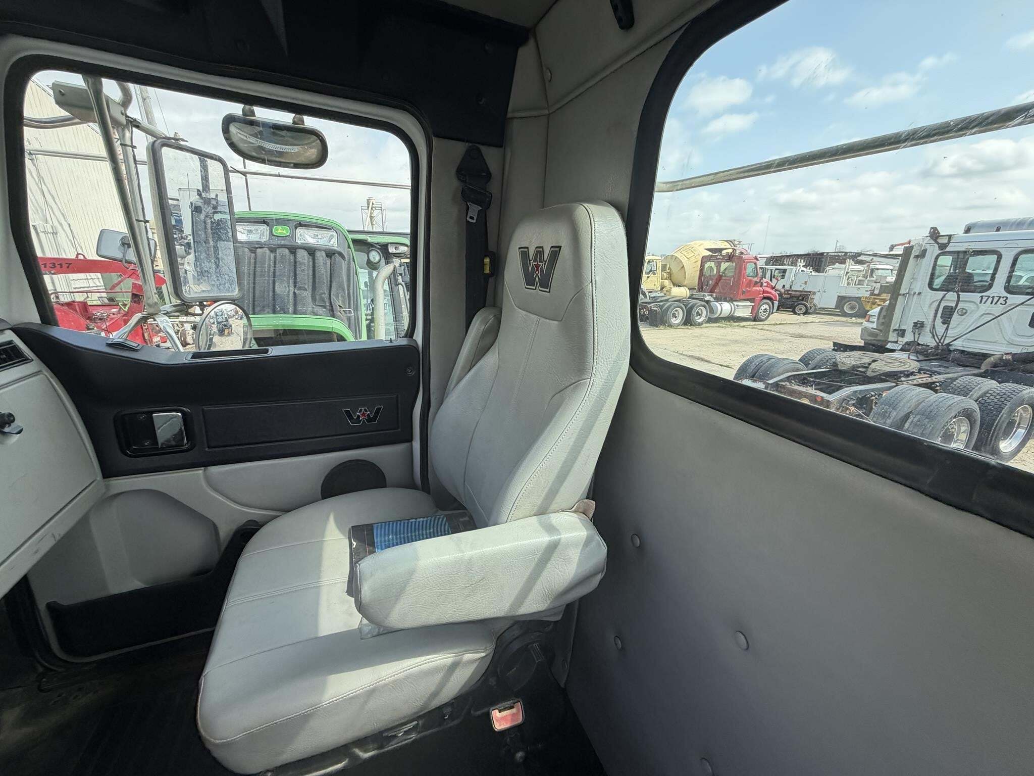 2017 Western Star 4700 Semi Trucks/Trailer