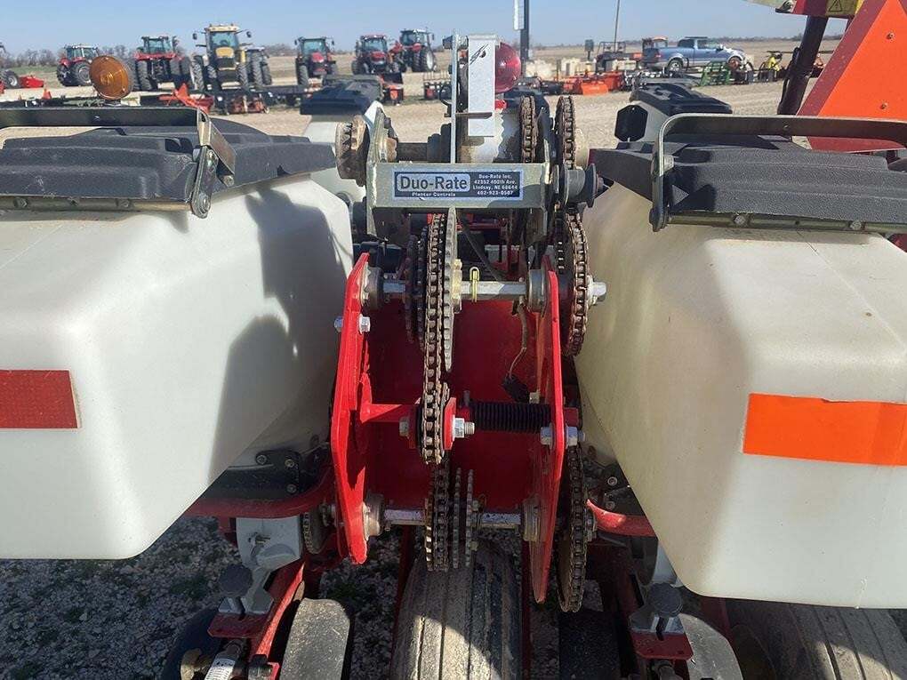 2012 White 8222 Planter