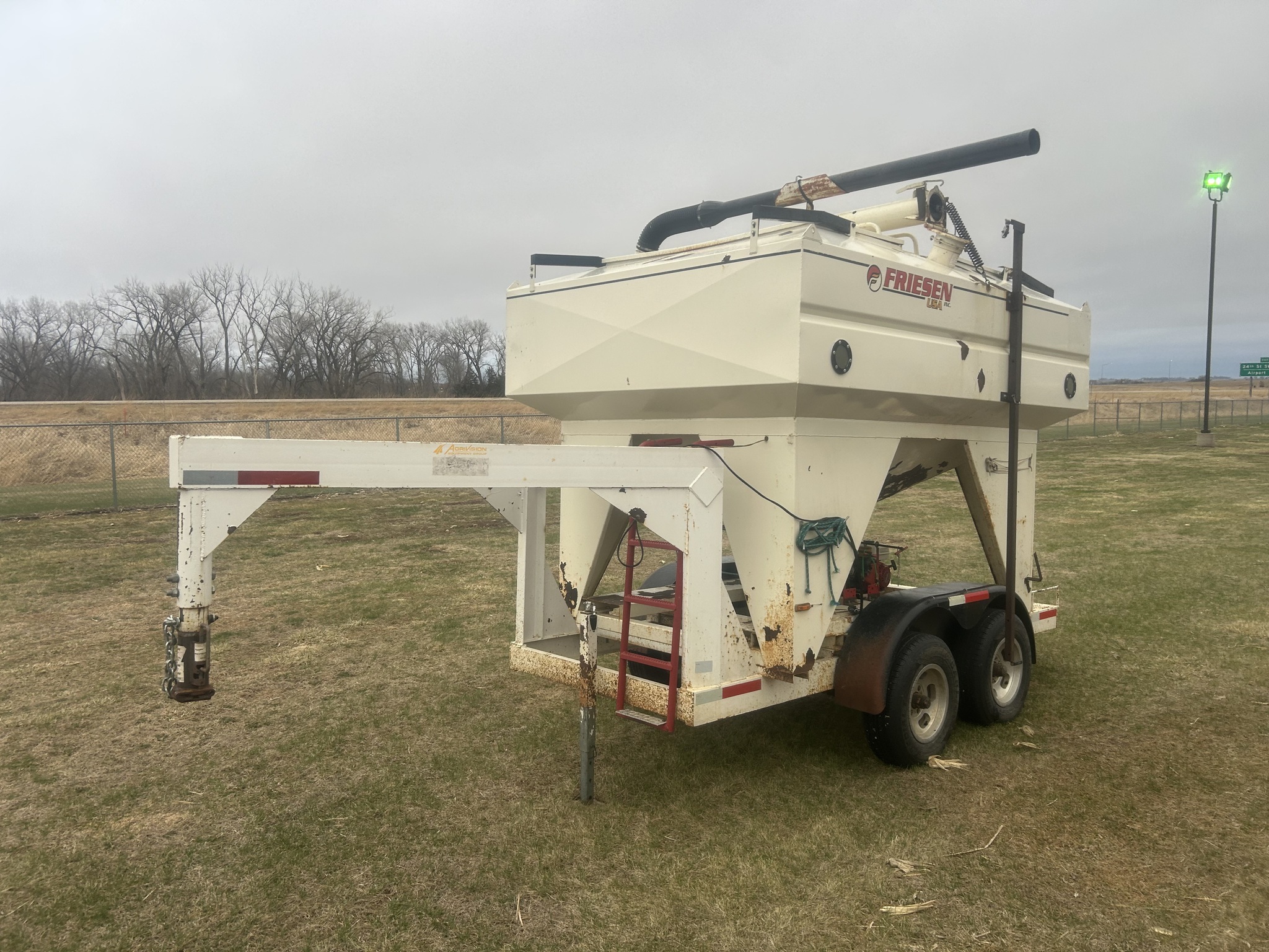 2000 Friesen 220 Seed Tender