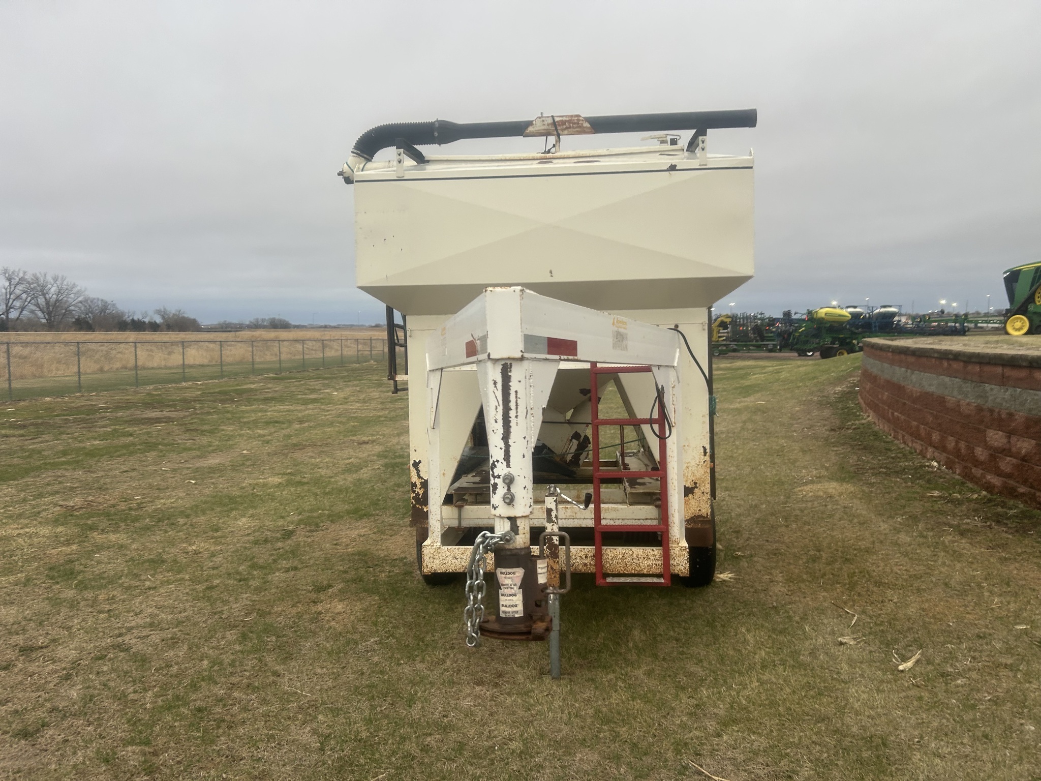2000 Friesen 220 Seed Tender