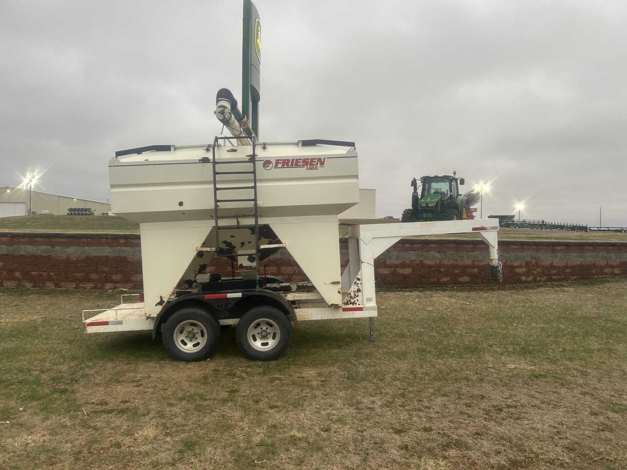 2000 Friesen 220 Seed Tender