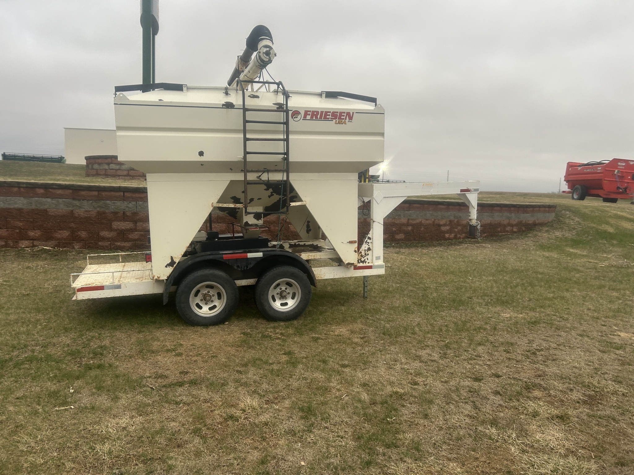 2000 Friesen 220 Seed Tender