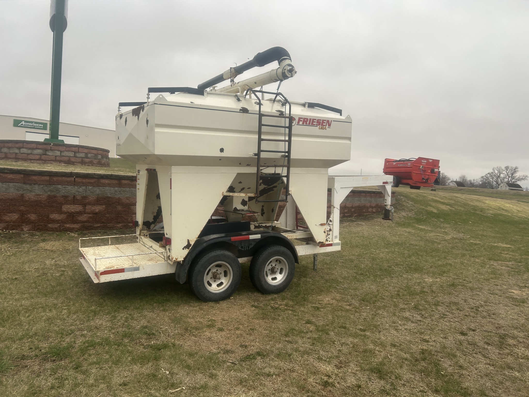 2000 Friesen 220 Seed Tender