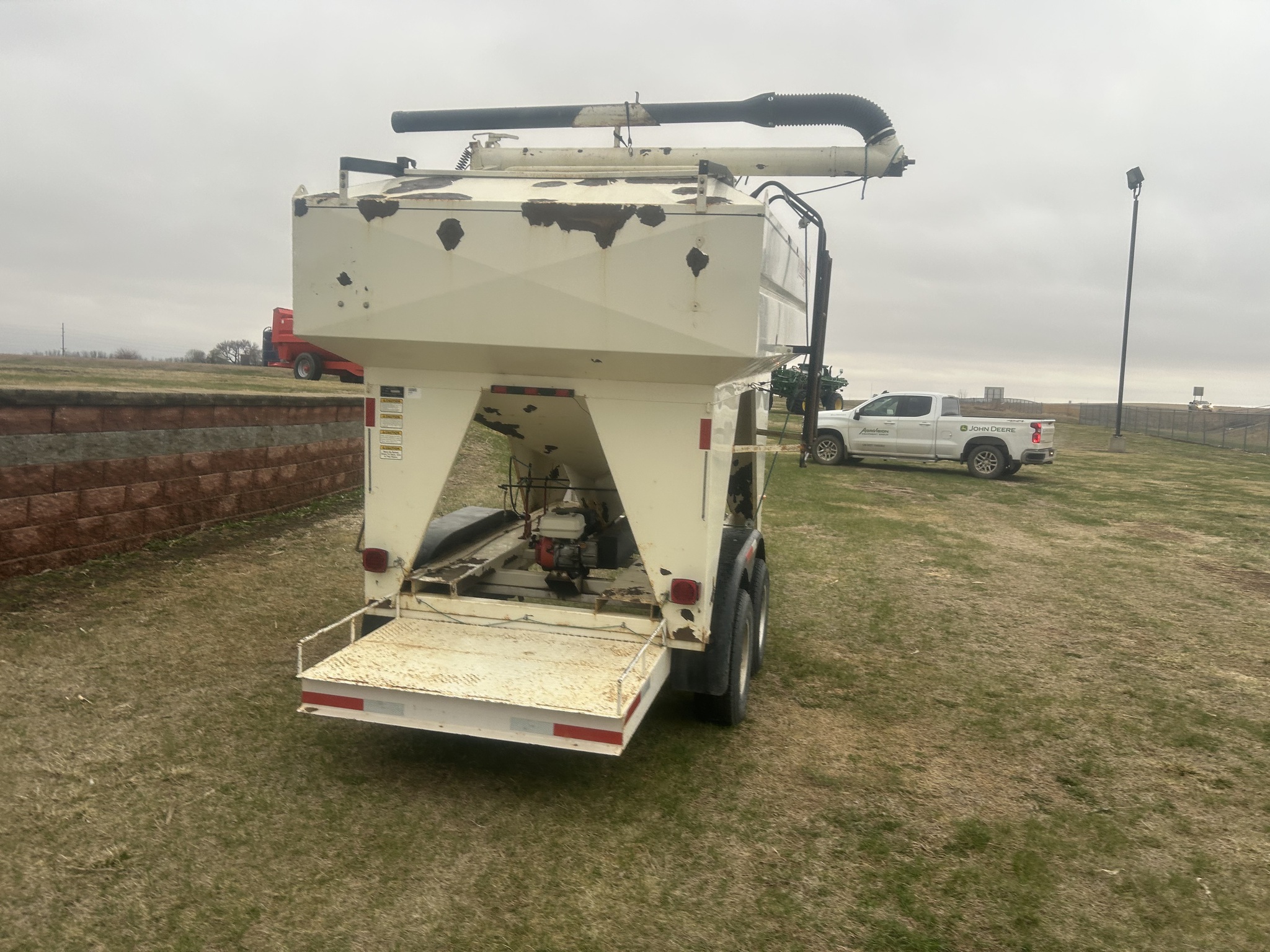 2000 Friesen 220 Seed Tender
