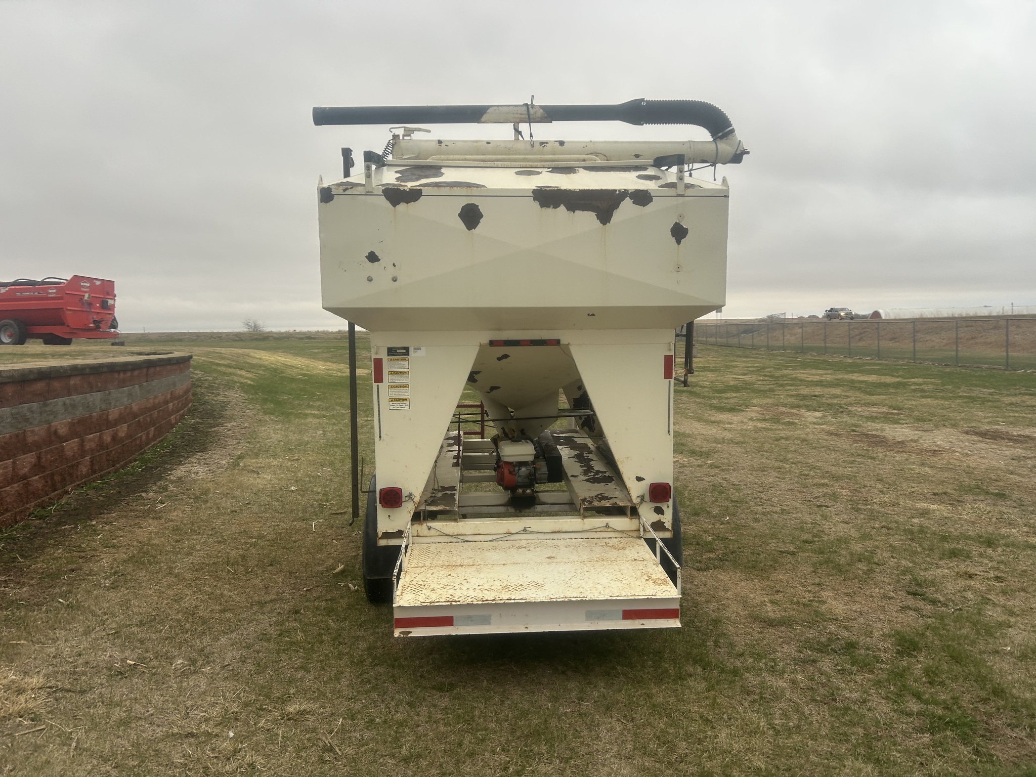 2000 Friesen 220 Seed Tender