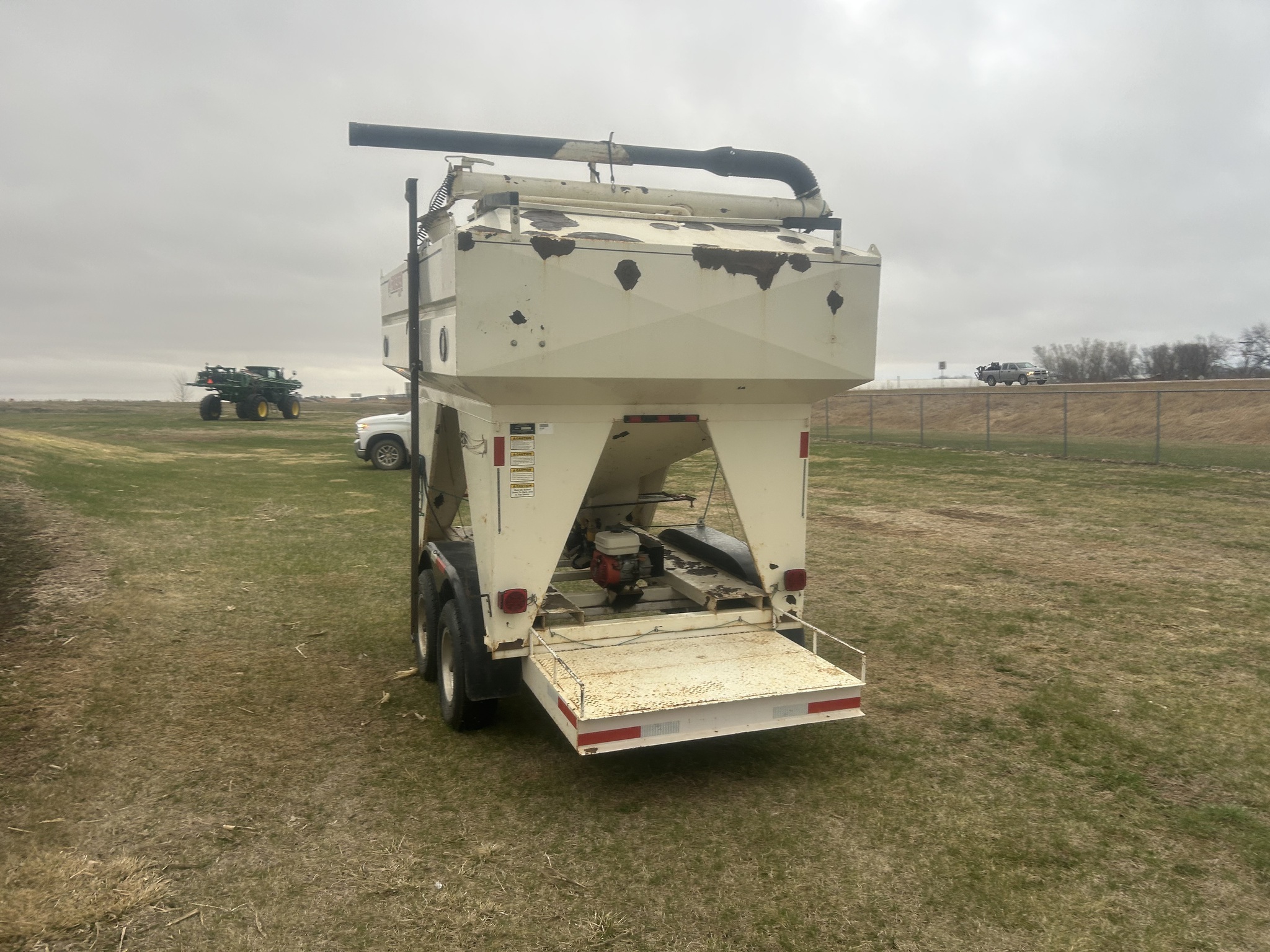 2000 Friesen 220 Seed Tender