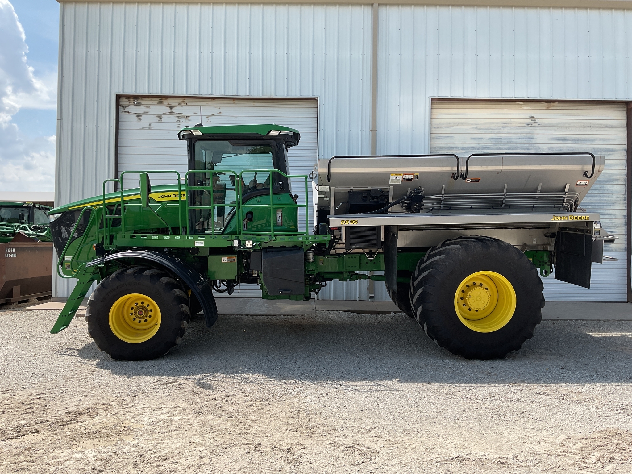 2024 John Deere 800R Self-Propelled Fertilizer Spreader
