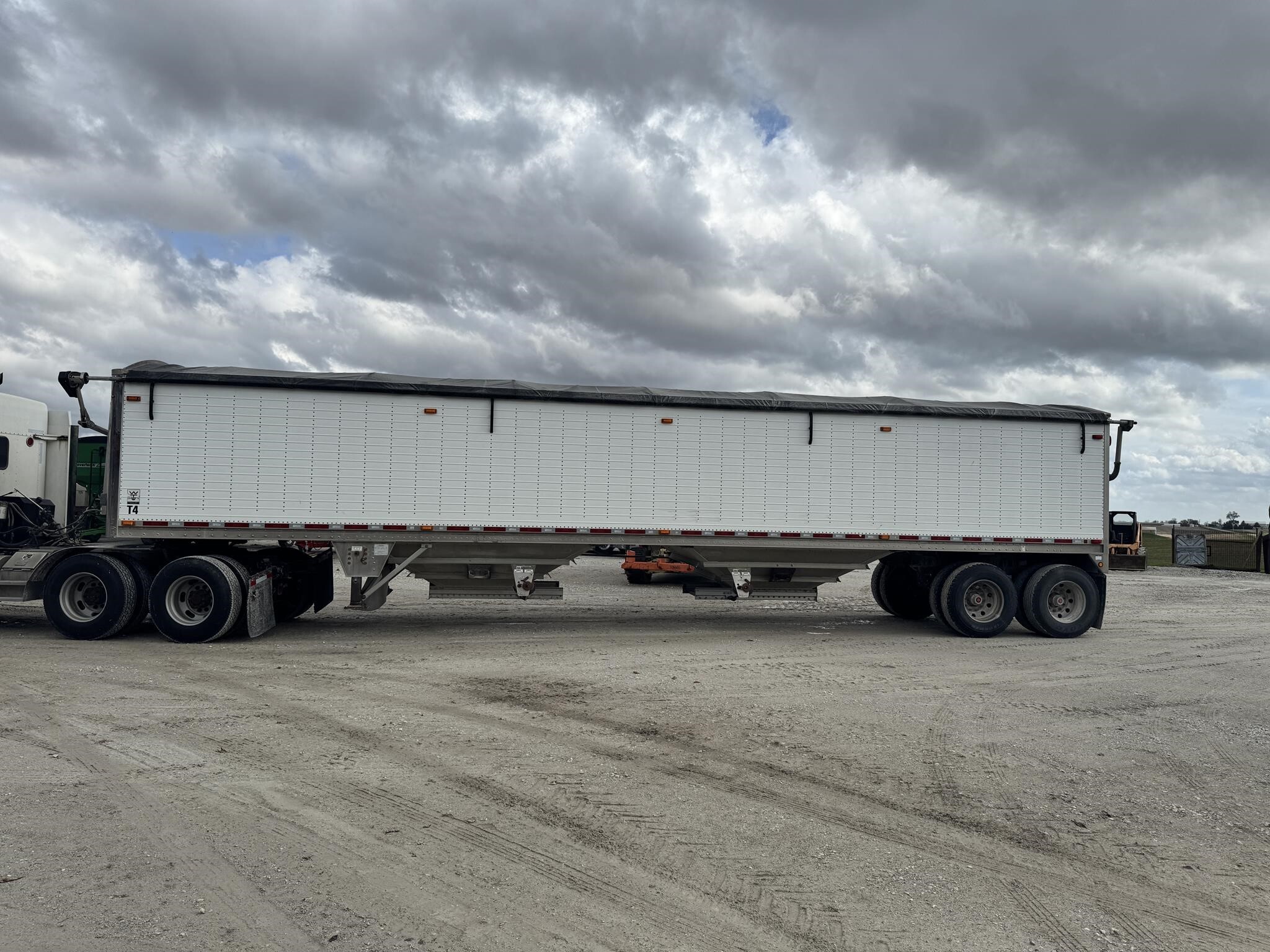 2014 Wilson DWH-550 Grain Trailer