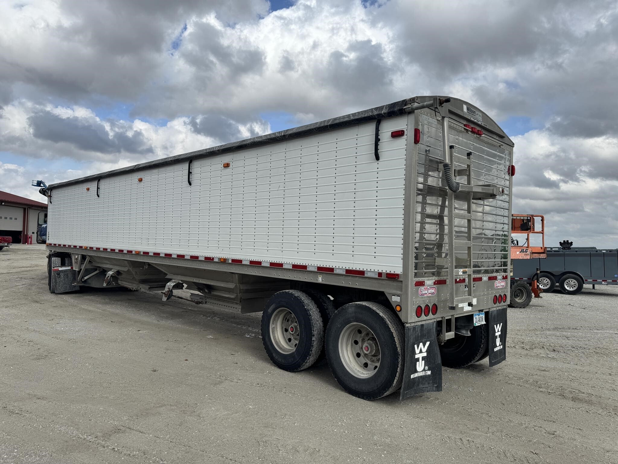 2014 Wilson DWH-550 Grain Trailer