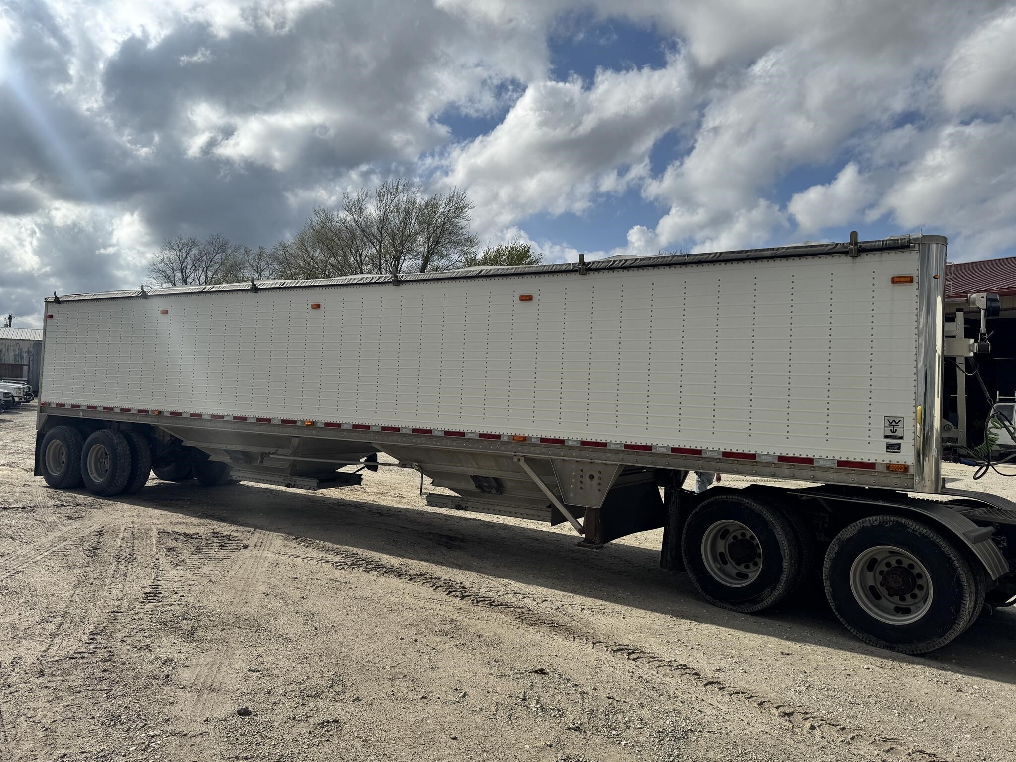 2014 Wilson DWH-550 Grain Trailer