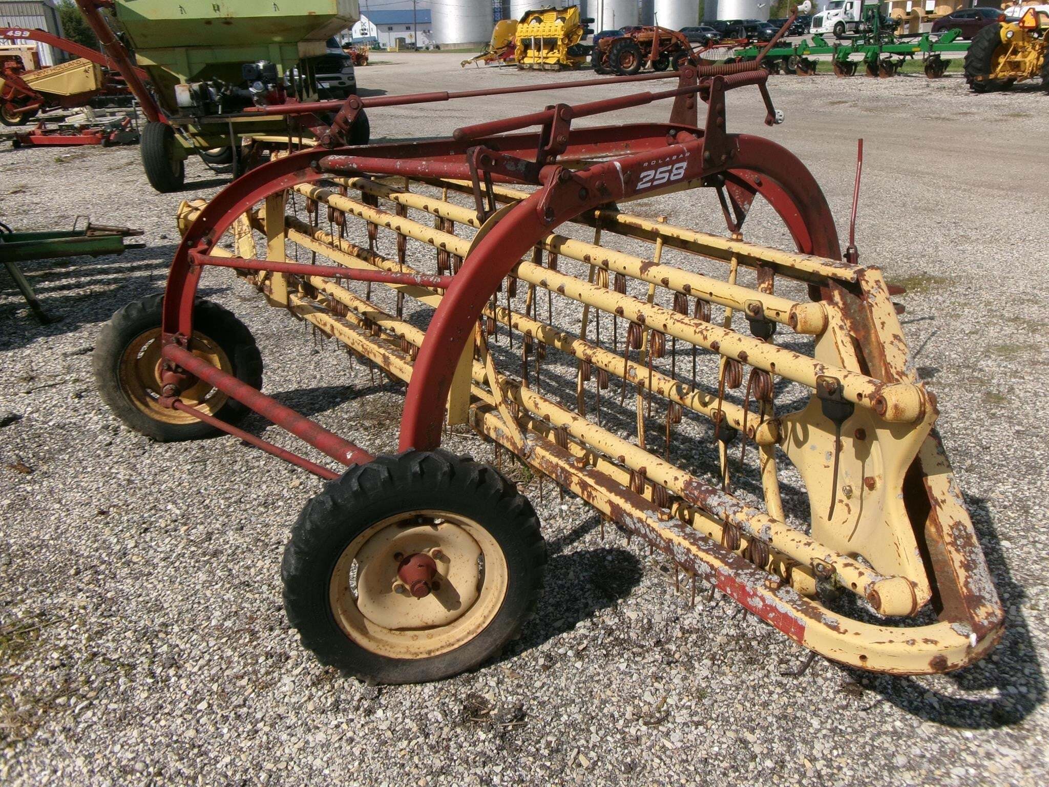 New Holland Rolabar 258 Rake - $1,850 | Machinery Pete
