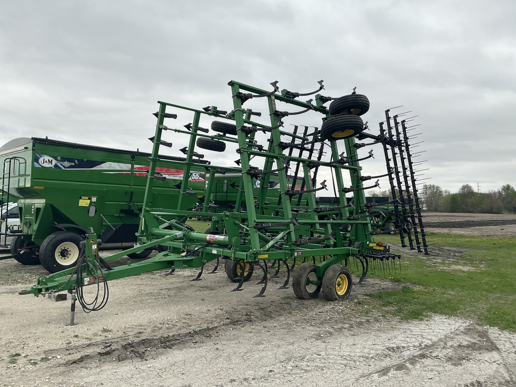 2014 John Deere 2210 Field Cultivator