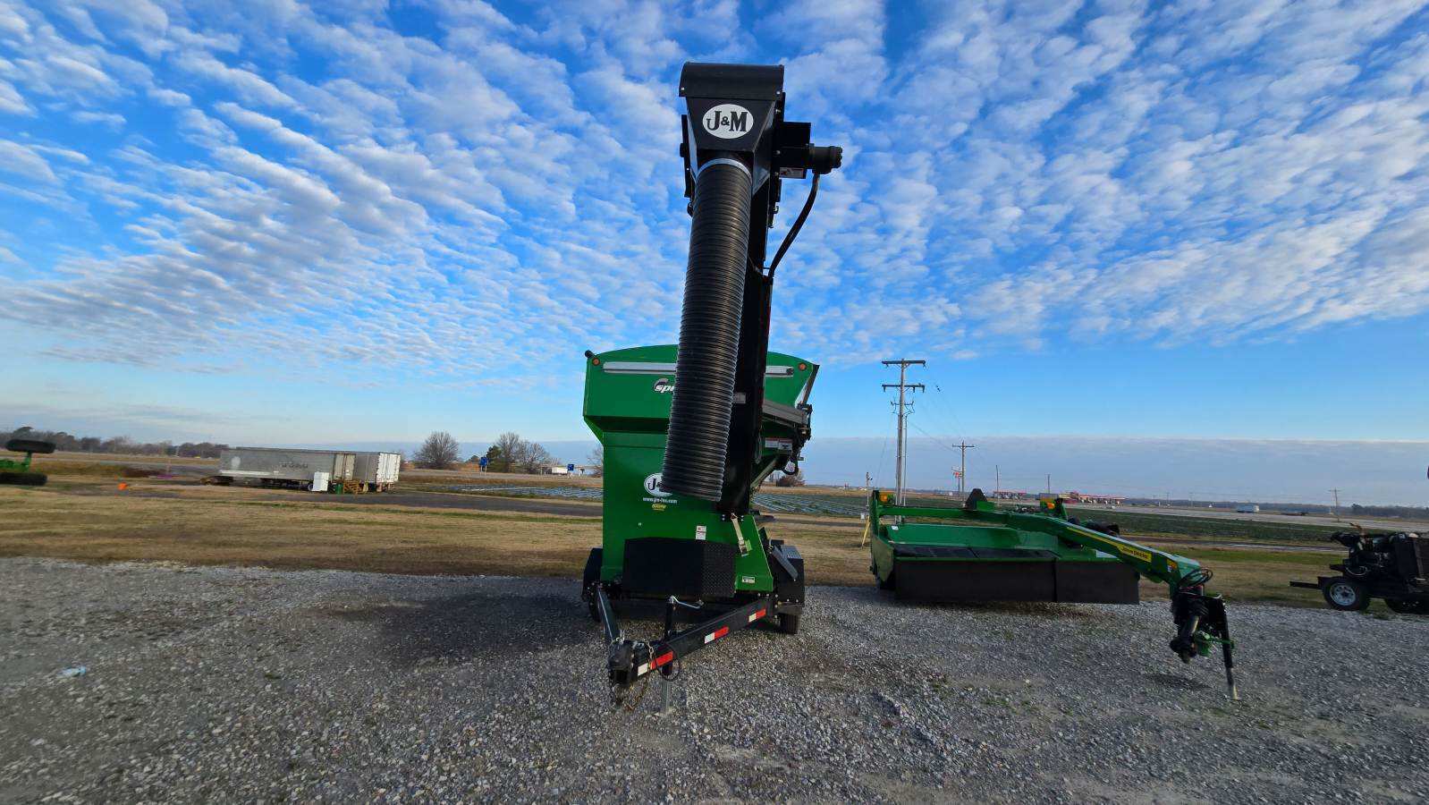 2023 J&M LC390 Seed Tender