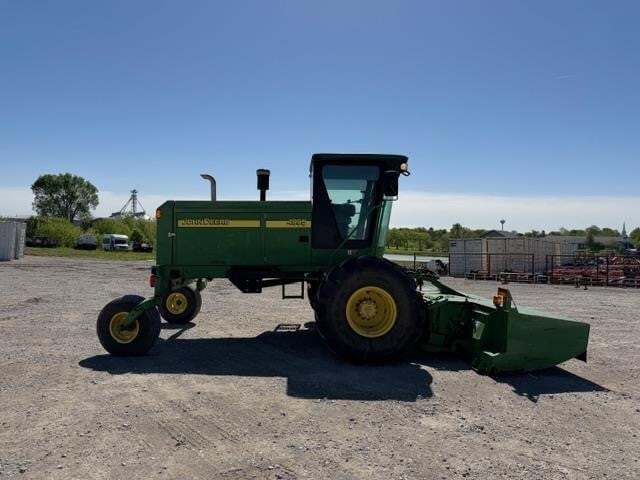 John Deere 4995 Self-Propelled Windrowers and Swather