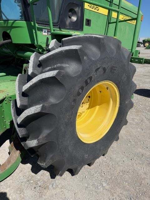  John Deere 4995 Self-Propelled Windrowers and Swather