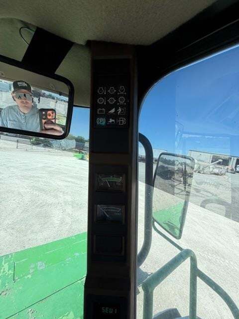  John Deere 4995 Self-Propelled Windrowers and Swather