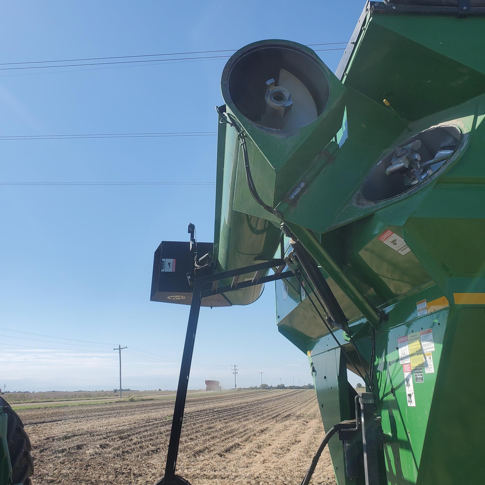 2011 J&M 1151-22D Grain Cart