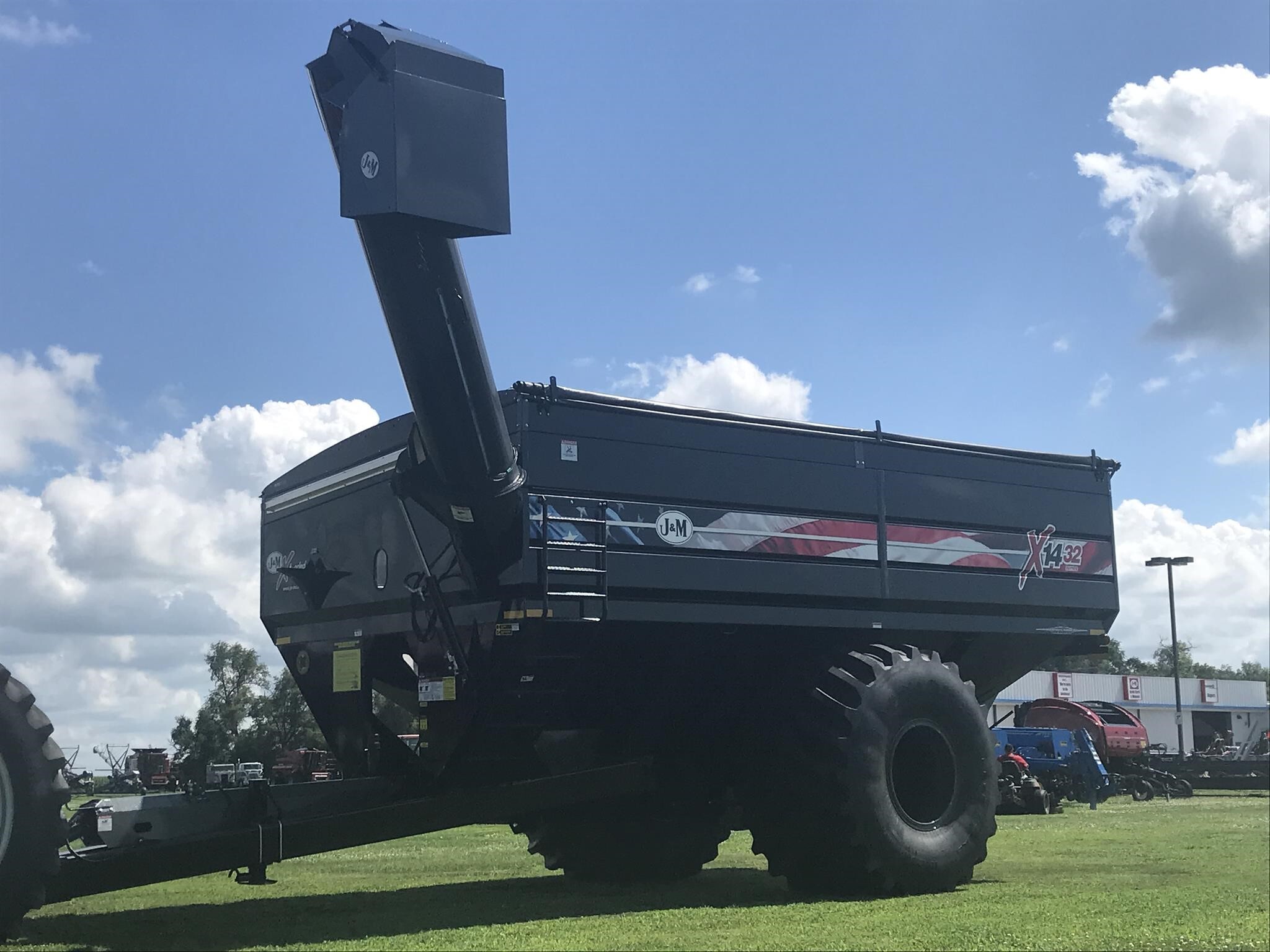 2026 J&M 1432-22S Grain Cart