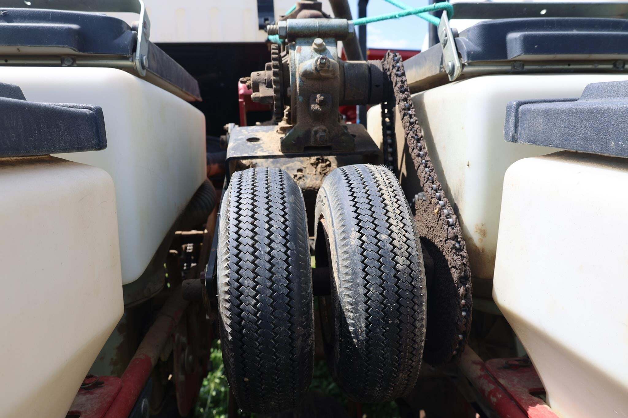  White 8180 Planter