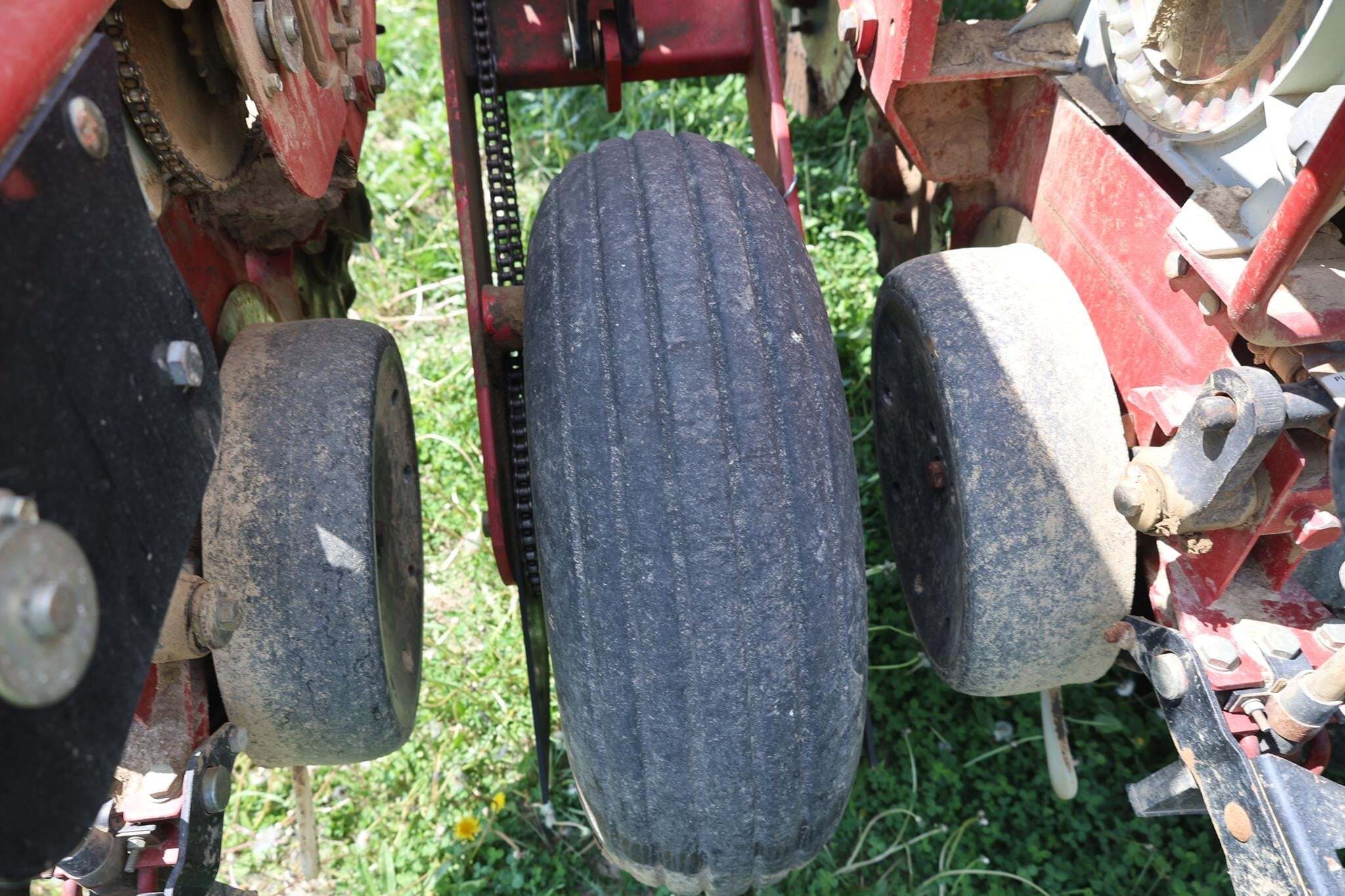  White 8180 Planter