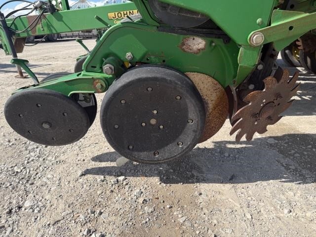 1999 John Deere 1760 Planter