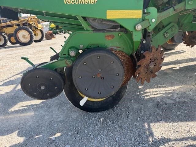 1999 John Deere 1760 Planter